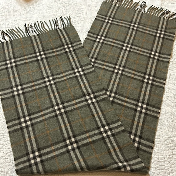 Burberrys Cashmere scarf. - Picture 8 of 8